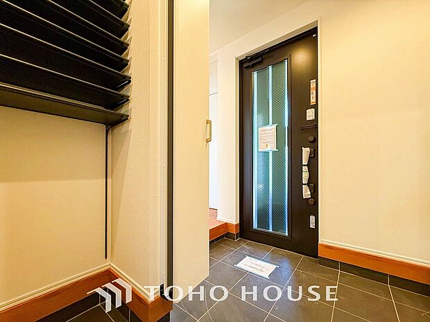 シューズクロークも完備でご家族のたくさんの靴もしっかり収納。玄関周りをスッキリ広々使えます。