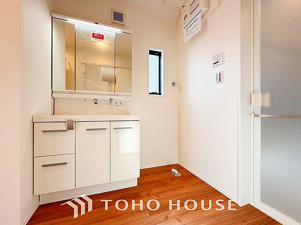 落ち着いた空間を演出するカラーと、ゆったり落ち着いてお使い頂ける広さが魅力のパウダールーム。