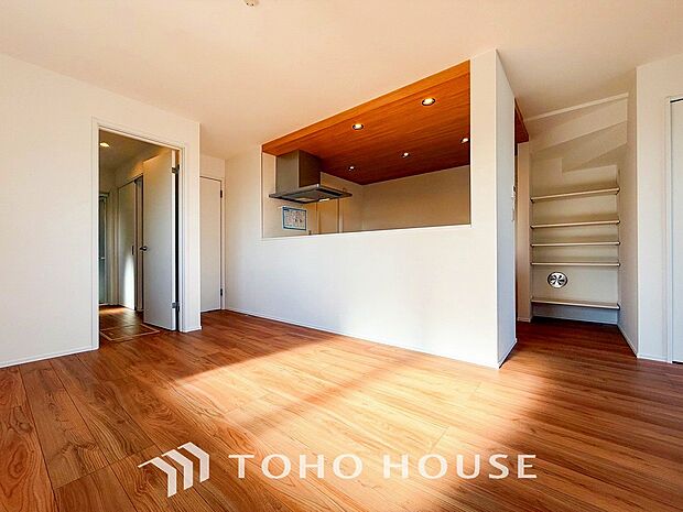 忙しい朝でも、しっかり家族が揃って食事をして頂けるゆとりある大きさのダイニングスペース。