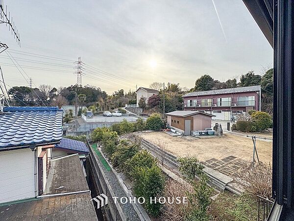 木々の緑がまぶしい、豊かな緑と静寂。ずっと見ていたいと思わせてくれる景色。