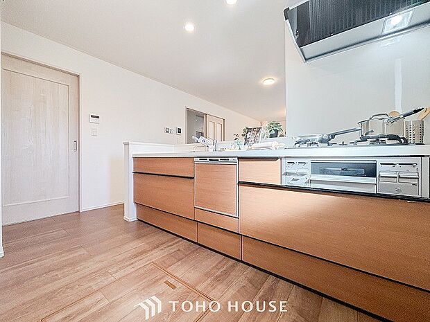 お手入れのしやすいすっきりしたシステムキッチンを採用しました。