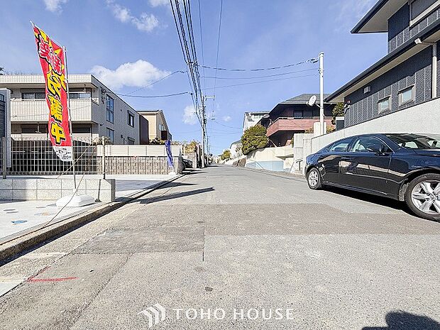 前面道路含む現地写真『快適』は「家」と「街」と「環境」が調和した時に訪れるだと改めて感じさせてくれます。