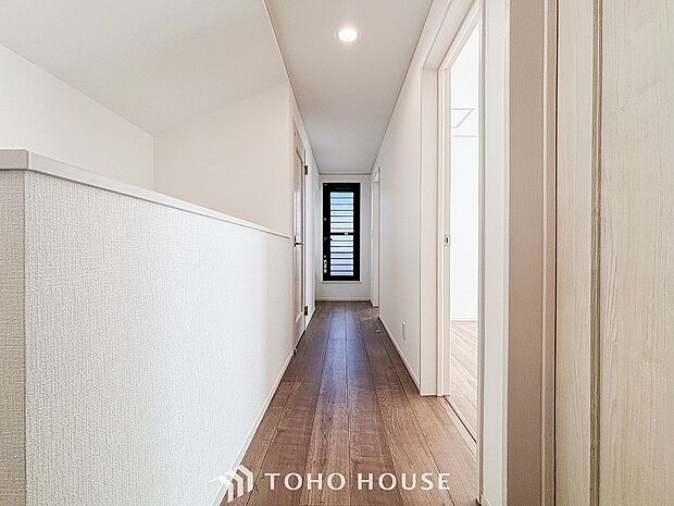 上質感漂う廊下。居住者の帰り、訪れる方を優しく迎える・安らぎに満ちた生活空間を予感させる。