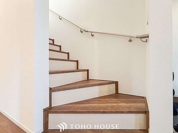 階段にはお子様やお年寄りに安心な手すりをご用意。