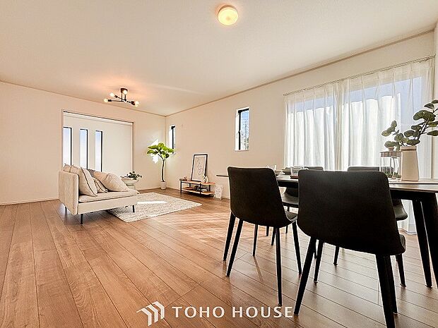 開放感あるリビングダイニング。ご家族とのんびりしたひと時を過ごせますね。