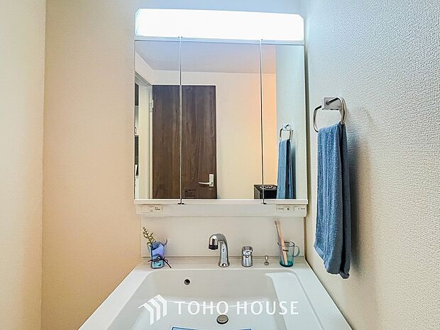 洗面台・洗面所パウダールームはナチュラルな雰囲気で清潔な印象。