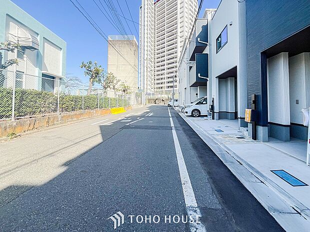 前面道路含む現地写真『快適』は「家」と「街」と「環境」が調和した時に訪れるだと改めて感じさせてくれます。