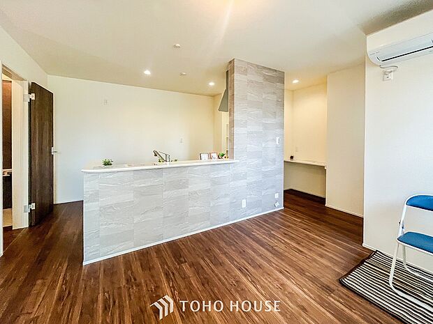 光と風があふれる開放的なリビングダイニングには自然と家族みんなが集まってきます。