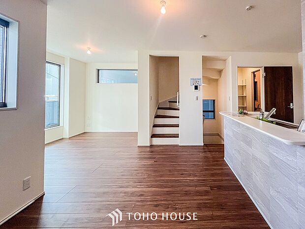 忙しい朝でも、しっかり家族が揃って食事をして頂けるゆとりある大きさのダイニングスペース。