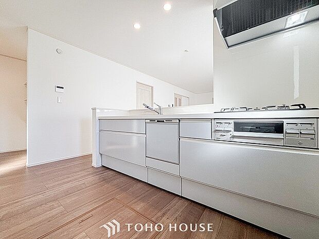 お手入れのしやすいすっきりしたシステムキッチンを採用しました。