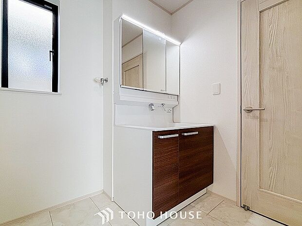 洗面台・洗面所三面鏡裏収納には化粧品や洗面用品類をすっきり整理できます。