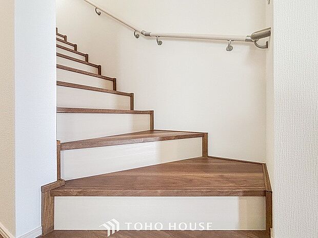 階段にはお子様やお年寄りに安心な手すりをご用意。