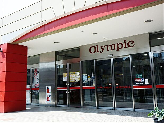 スーパーの他にもホームセンター、デンタルクリニック、100円ショップ、美容室など併設。駐車場も完備。