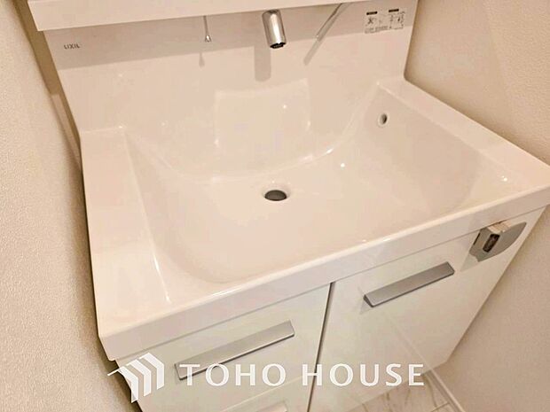 洗面台・洗面所十分な大きさの洗面台は、朝の慌ただしい時間でも余裕とゆとりを感じて頂けます。