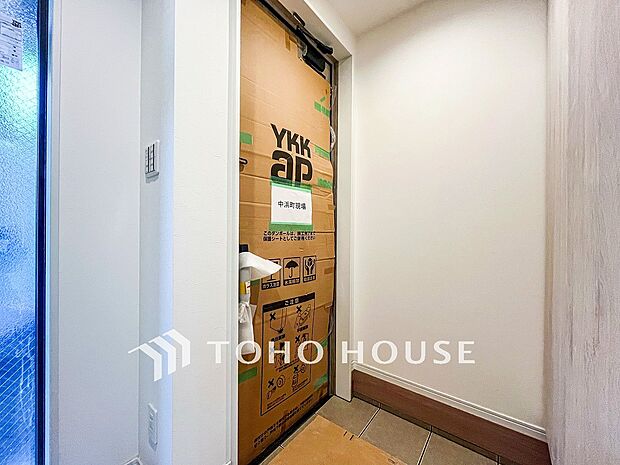 落ち着いた色を基調としていて、明るく優しい玄関となっています。