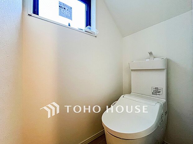 換気と明るさに配慮した清潔感溢れるトイレ。落ち着いた空間で安らぎのひとときをお過ごしいただけます。