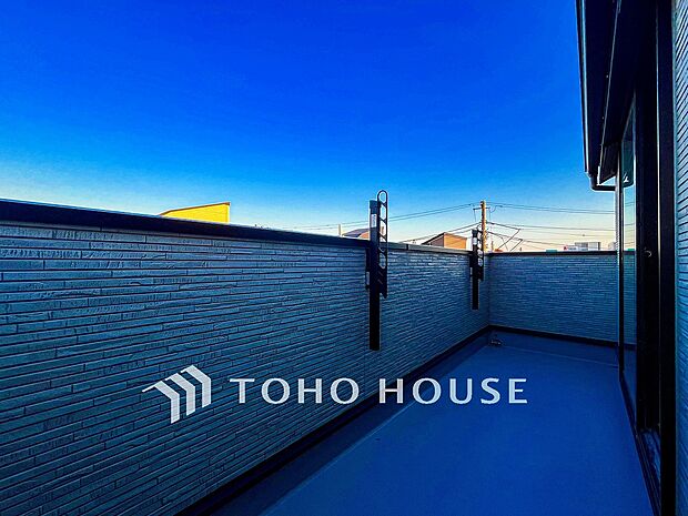 暮らしの中で光と風を演出してくれるバルコニー。