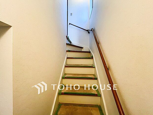 各フロアを結ぶ階段。集いの空間と一人の時間を楽しむプライベートルームをバランスよく繋いでいます。