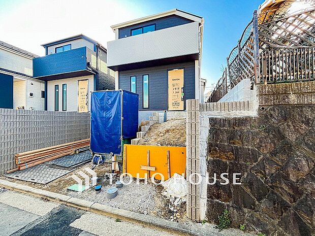 爽やかな青空の下に贅沢なほどに降り注ぐ陽光、豊かな居住性と、クオリティが見事に調和した住空間。