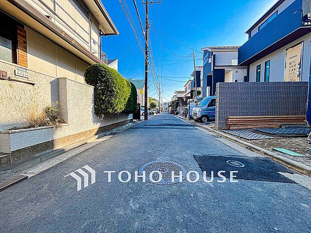 前面道路含む現地写真『快適』は「家」と「街」と「環境」が調和した時に訪れるだと改めて感じさせてくれます。