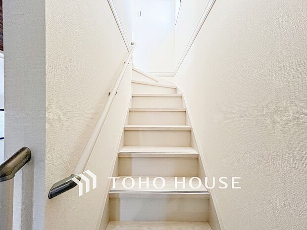 パブリックゾーンとプライベートゾーン繋ぐ階段。豊かな陽光が注ぎ込み、爽やかな住空間を演出。