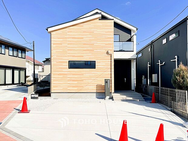 住む人や訪れる人やさしくエスコートする玄関アプローチ。