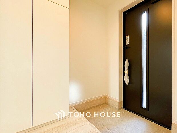 帰り着くたびに洗練されたテイストの空間に迎えられ誇りと喜びを感じる玄関まわりです。