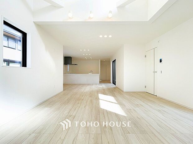 爽やかな色合いのフローリングと清潔感の溢れるクロスが明るい空間を創り出しているリビングダイニング。