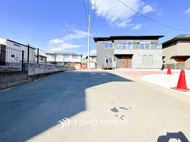 前面道路含む現地写真『快適』は「家」と「街」と「環境」が調和した時に訪れるだと改めて感じさせてくれます。