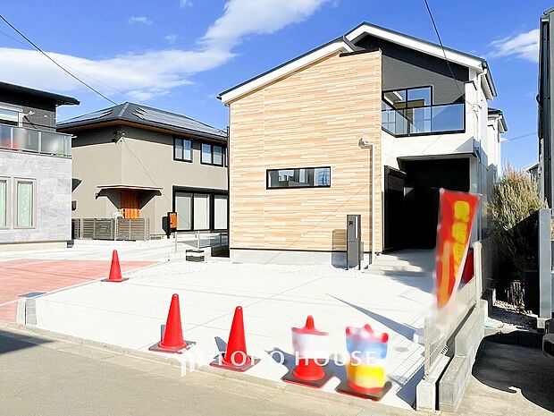 爽やかな青空の下に贅沢なほどに降り注ぐ陽光、豊かな居住性と、クオリティが見事に調和した住空間。