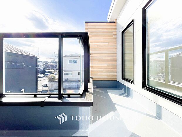 暮らしの中で光と風を演出してくれるバルコニー。