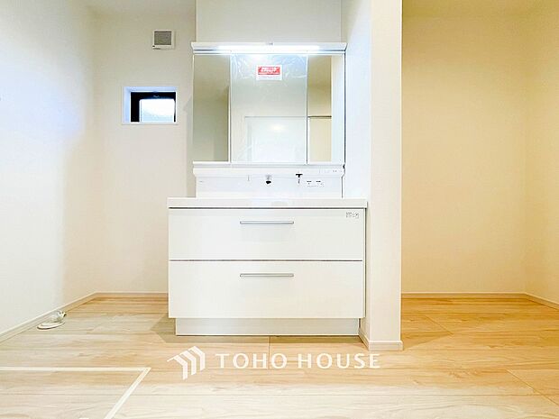 清潔感のあるカラーで統一されたプライベート空間は、身だしなみチェックや肌のお手入れに最適です。