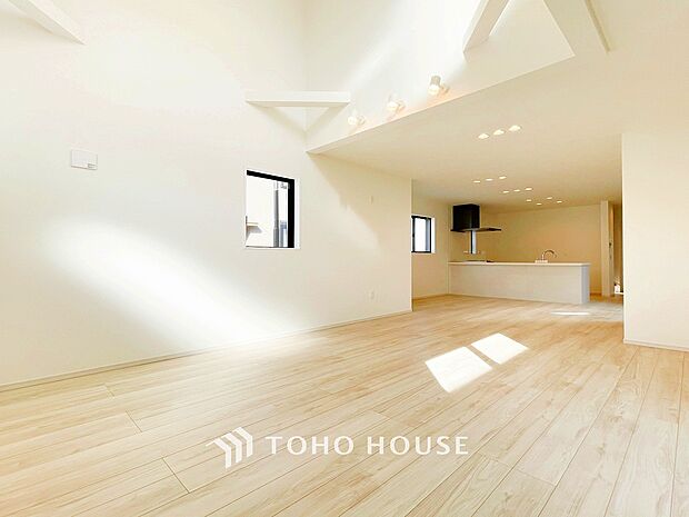 忙しい朝でも、しっかり家族が揃って食事をして頂けるゆとりある大きさのダイニングスペース。