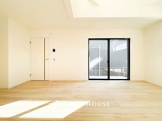 光と風があふれる開放的なリビングダイニングには自然と家族みんなが集まってきます。