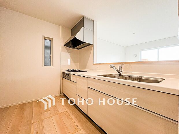 機能的で使い勝手のよさそうなキッチン。明るく清潔感があります。