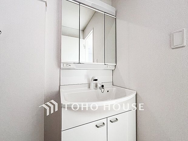 洗面台・洗面所パウダールームはナチュラルな雰囲気で清潔な印象。