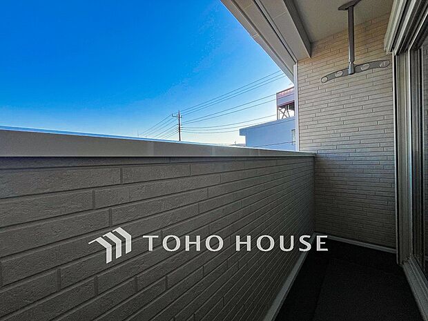 暮らしの中で光と風を演出してくれるバルコニー。