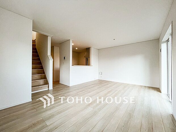 光と風があふれる開放的なリビングダイニングには自然と家族みんなが集まってきます。