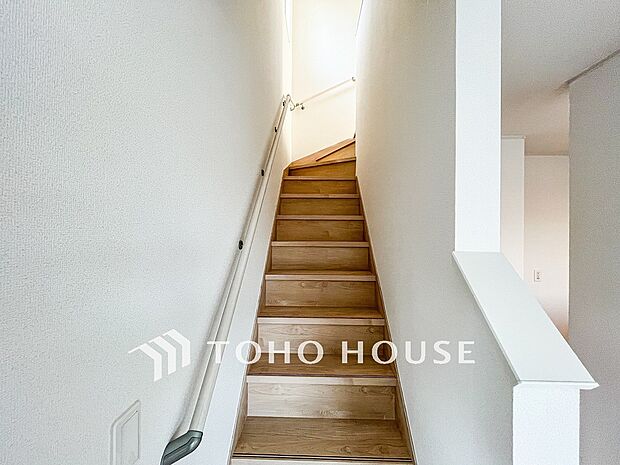 パブリックゾーンとプライベートゾーン繋ぐ階段。豊かな陽光が注ぎ込み、爽やかな住空間を演出。