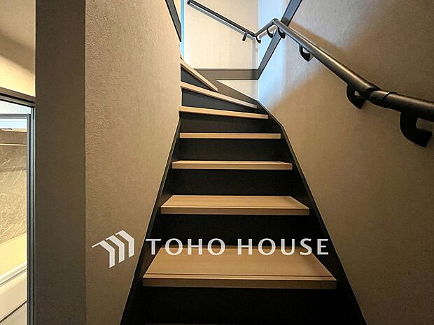 各フロアを結ぶ階段。集いの空間と一人の時間を楽しむプライベートルームをバランスよく繋いでいます。