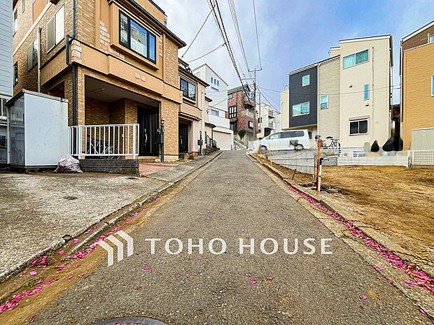 前面道路含む現地写真『快適』は「家」と「街」と「環境」が調和した時に訪れるだと改めて感じさせてくれます。