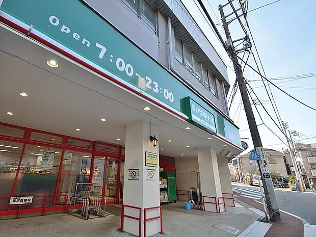 ちょっと買い物したいときにすぐ行ける都市型小型スーパー。小さいながらも品揃えのよいスーパです。