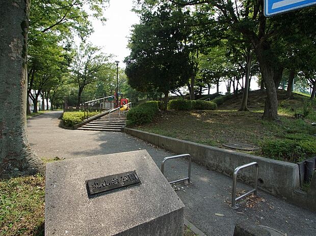 緑を感じながら散策も楽しめる大きな公園。テニスの壁打ち設備もあり、様々に楽しめます。