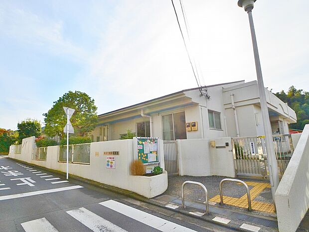 緑豊かな「舞岡公園」のすぐ隣にある保育園です。豊かな自然に囲まれて、子供達は毎日楽しく遊んでいます。よくお散歩にも出かけます。