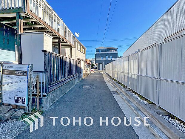 前面道路含む現地写真『快適』は「家」と「街」と「環境」が調和した時に訪れるだと改めて感じさせてくれます。