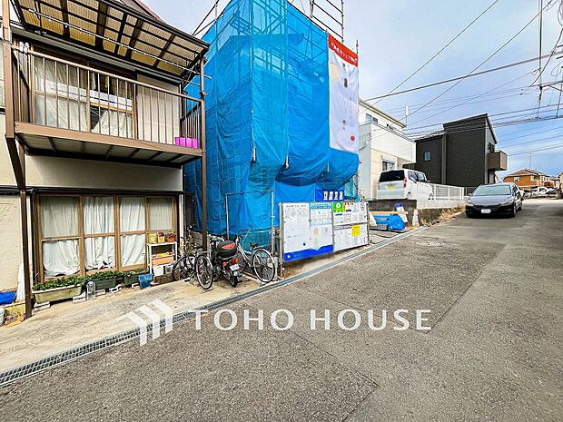 前面道路含む現地写真『快適』は「家」と「街」と「環境」が調和した時に訪れるだと改めて感じさせてくれます。