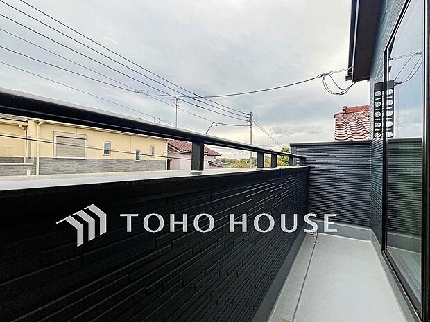 暮らしの中で光と風を演出してくれるバルコニー。