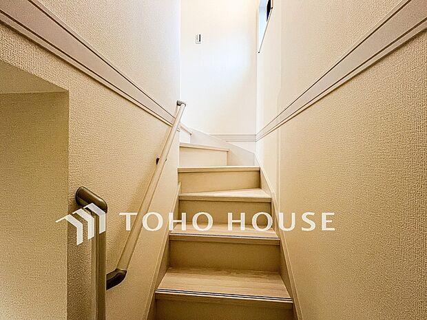 パブリックゾーンとプライベートゾーン繋ぐ階段。豊かな陽光が注ぎ込み、爽やかな住空間を演出。