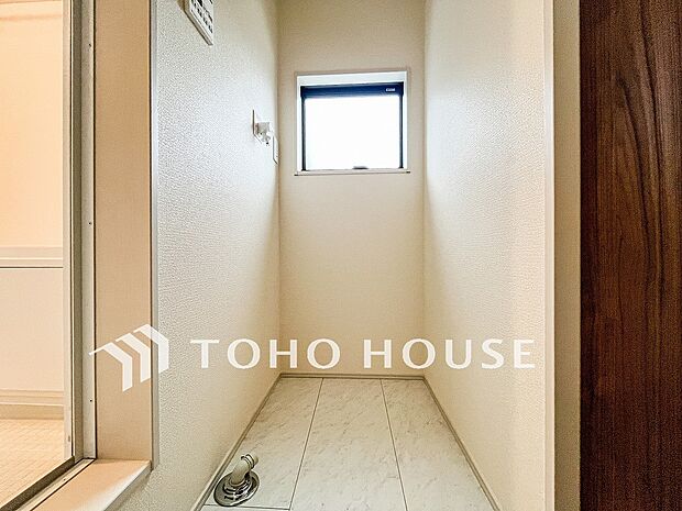 洗濯機を配置しても十分なスペースを確保しております。