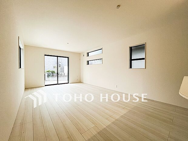 光と風があふれる開放的なリビングダイニングには自然と家族みんなが集まってきます。